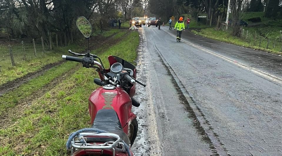 Motociclista en riesgo vital luego de ser impactado por un vehículo en Paillaco