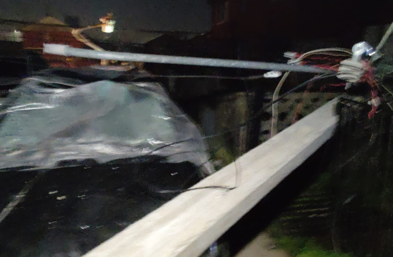 "Da rabia y pena": Vecina vuelve a ver su auto dañado por poste caído en el mismo punto de Valdivia