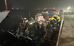 Rescatan a tres ocupantes de una embarcación que quedó varada en el río Valdivia
