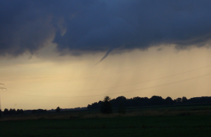 Probables trombas marinas y tornados se suman a factores de riesgo por sistema frontal en Los Ríos