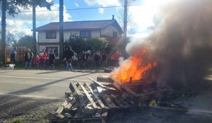 "Estamos pagando pero no tenemos luz": Electricidad inestable movilizó a familias de Mariquina