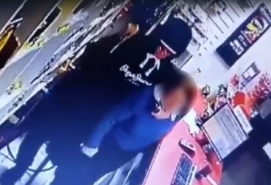 Violento asalto a local comercial de Valdivia fue captado por cámaras de seguridad