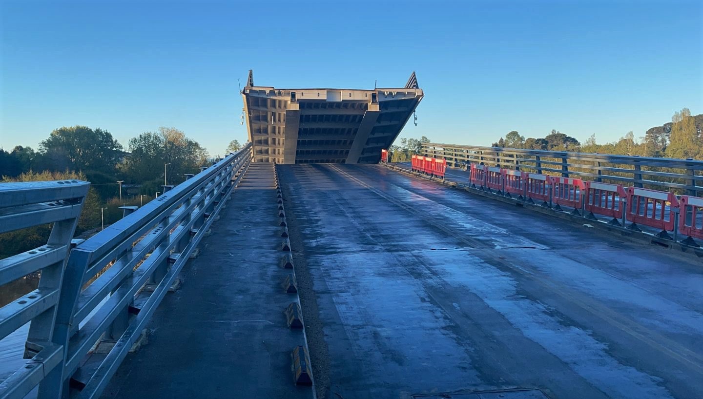 MOP programa nueva apertura del puente Cau Cau para evaluaciones técnicas