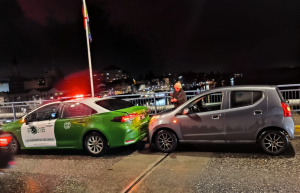Colisión por alcance involucró a vehículo de Carabineros en puente Pedro de Valdivia
