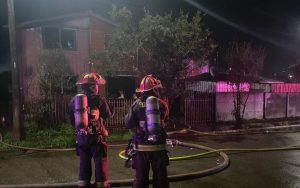 Hay al menos tres damnificados: Incendio consumió completamente una vivienda en Valdivia