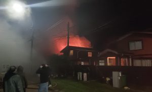 Incendio dejó una vivienda afectada y a una voluntaria de Bomberos con lesiones menores en Valdivia