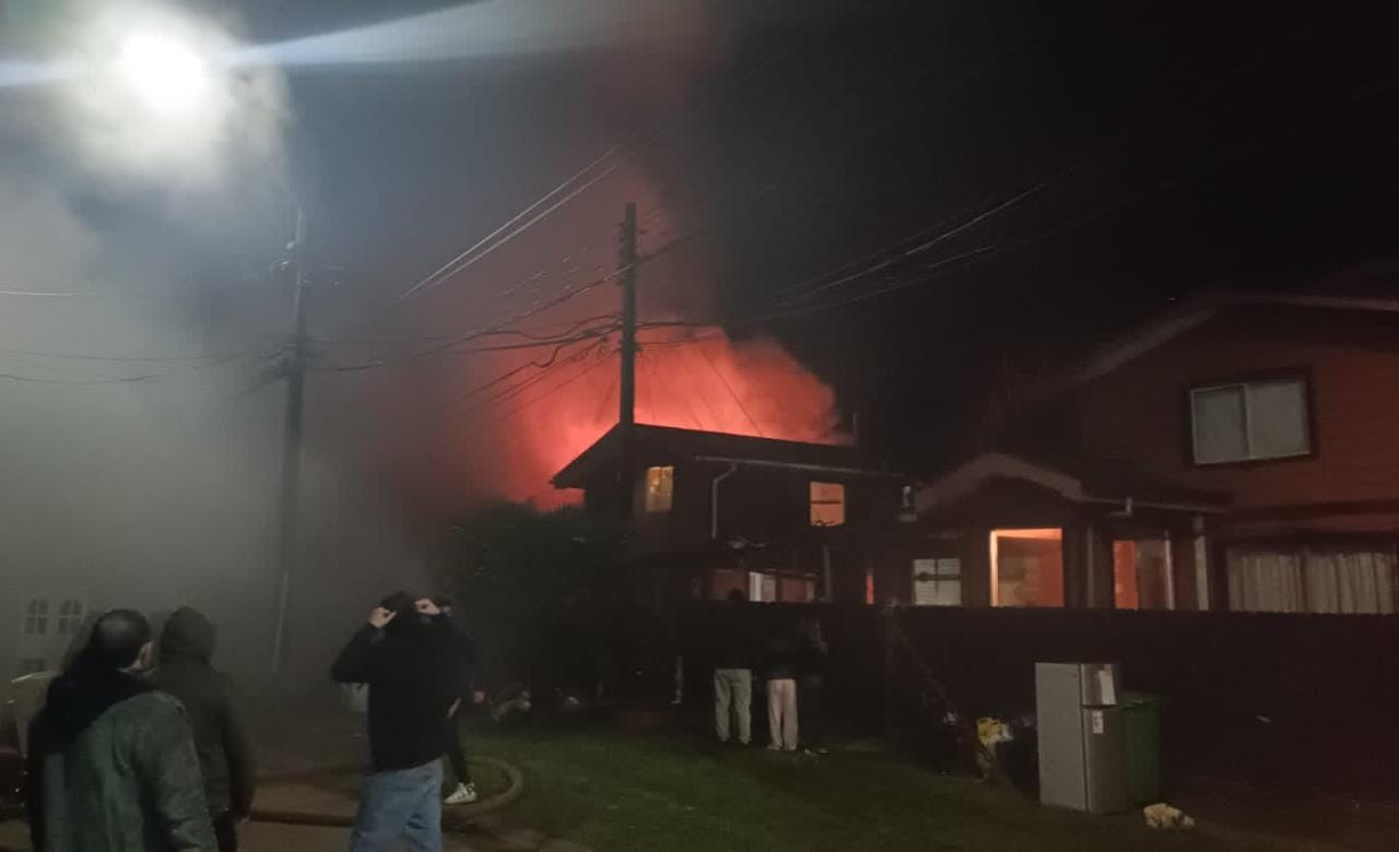 Incendio dejó una vivienda afectada y a una voluntaria de Bomberos con lesiones menores en Valdivia