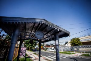 Modernizarán 48 paraderos de transporte en Valdivia: Algunos contarán con “pantallas inteligentes”