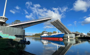 Paso de tres embarcaciones obligará a suspender el tránsito en el puente Cau Cau