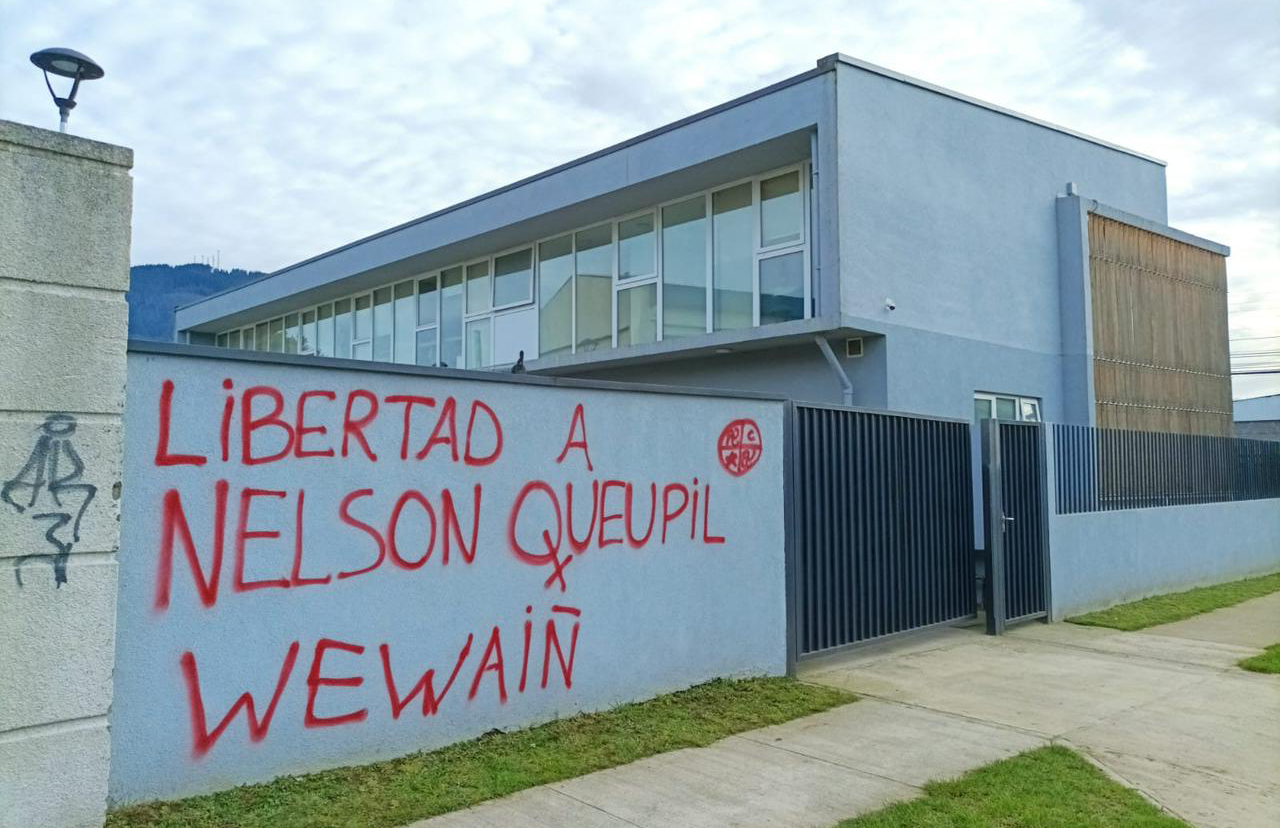 Los Lagos: Investigarán rayados tras audiencia contra acusado de homicidio frustrado a carabineros