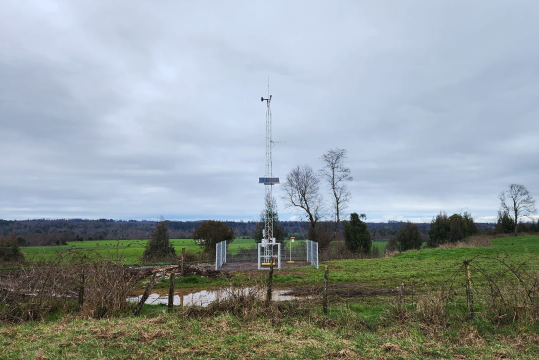 Estación meteorológica es instalada en Paillaco para reforzar el monitoreo de condiciones climáticas