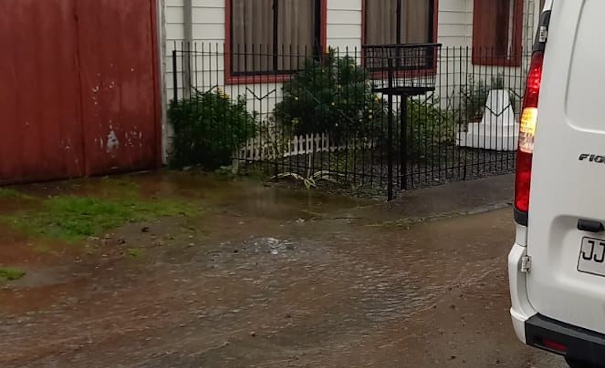 Corte de agua afecta a población Gil de Castro de Valdivia por rotura de matriz