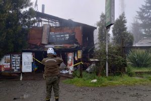 Incendio consumió completamente una botillería y una vivienda en Valdivia: LABOCAR investiga causas