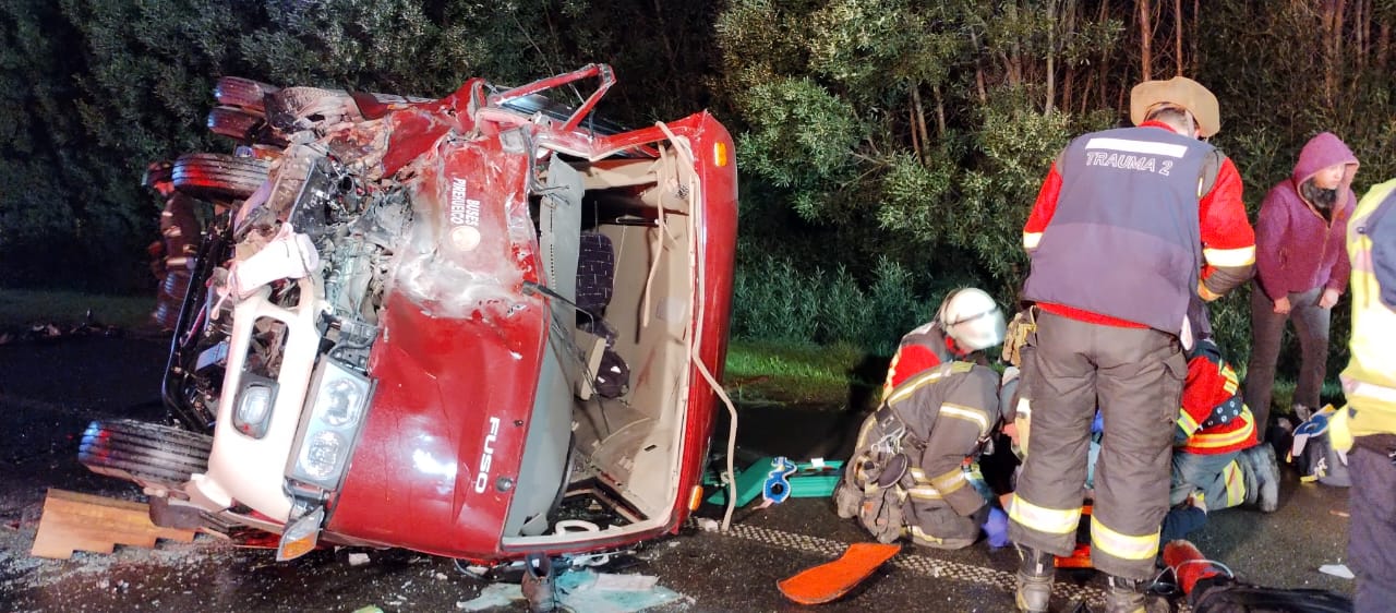Conductor muere tras colisionar con un bus en el acceso norte a Valdivia