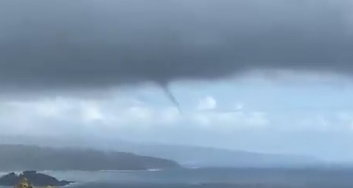 Nube embudo: inusual fenómeno apareció en el cielo en la costa de Mariquina