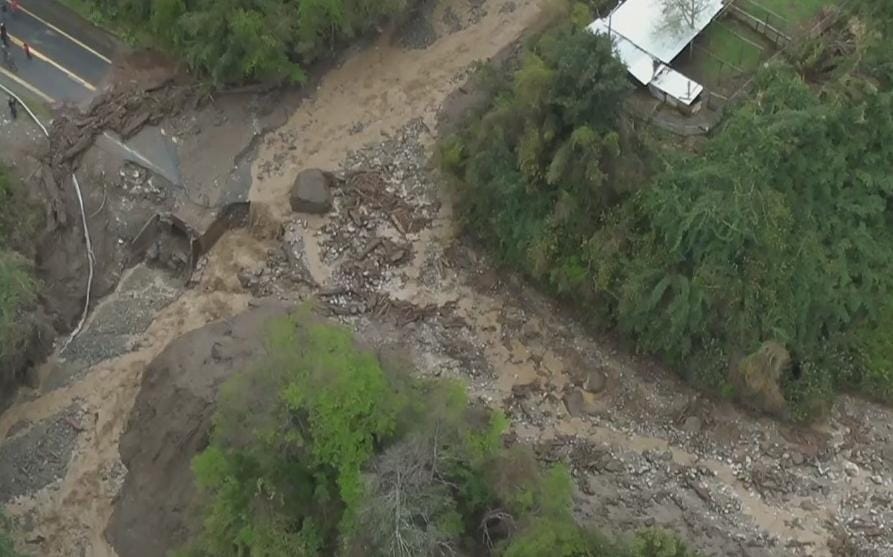 Hay gente evacuada: Declaran Alerta Amarilla por remoción en masa en camino entre Futrono y Llifén