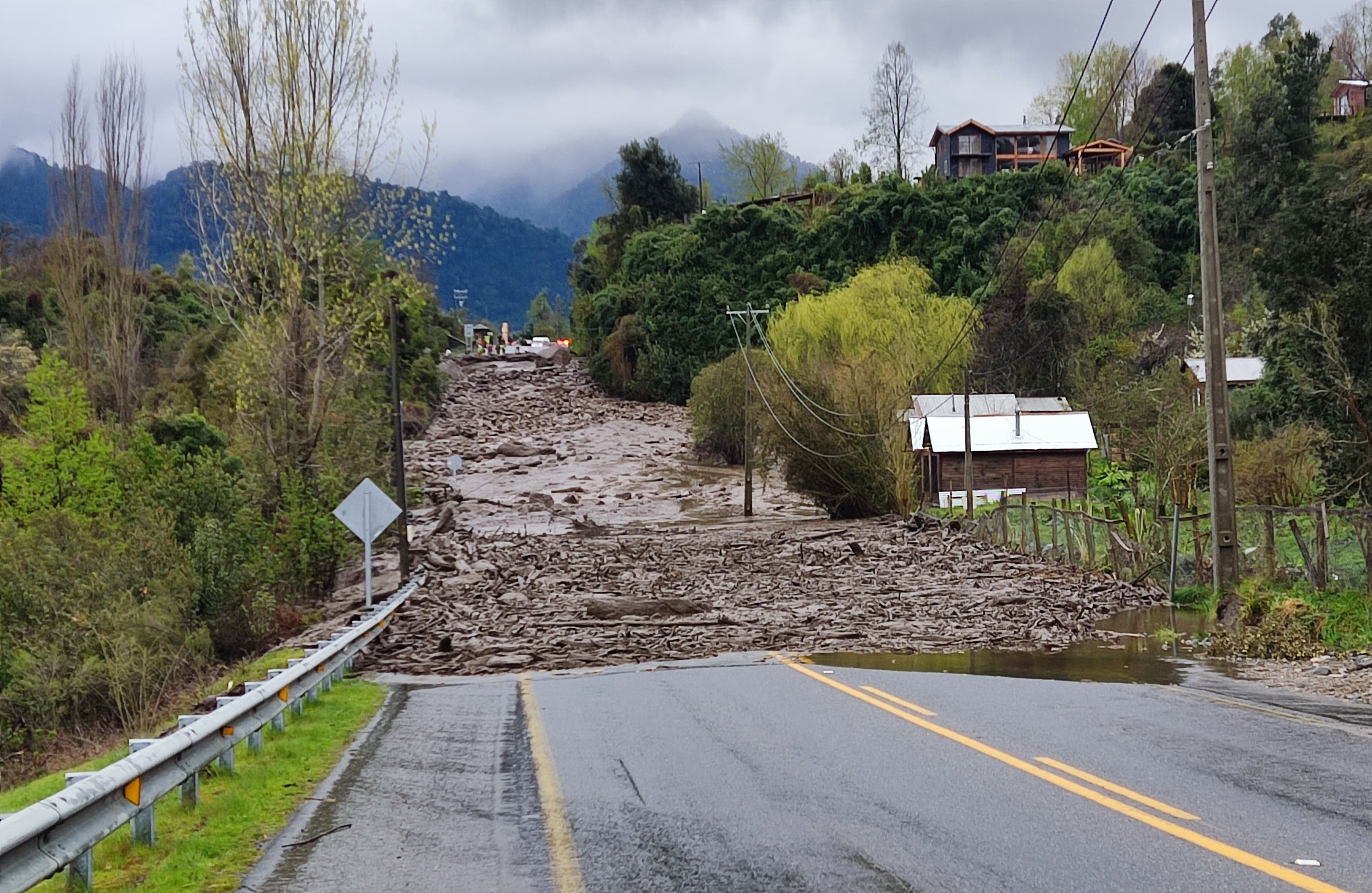Deslizamiento de tierra mantiene bloqueada la ruta entre Futrono y Llifén