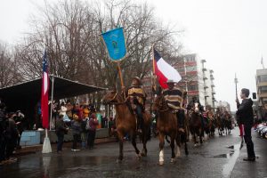 Tras suspensión por lluvias: Con cortes de tránsito realizarán desfile por Fiestas Patrias en Valdivia