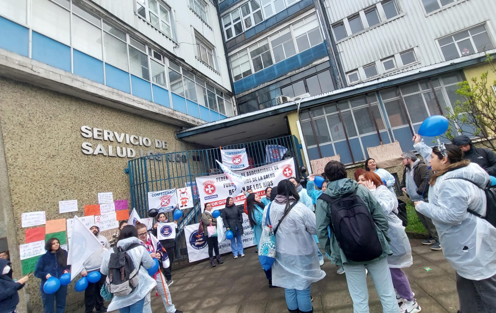 Exigen reunirse con Delegada Peña: Gremios mantienen toma de edificio del Servicio de Salud Los Ríos