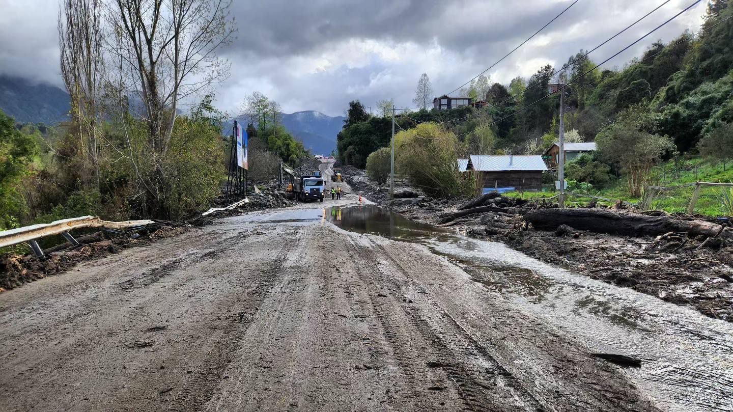Anuncian apertura parcial de la ruta Futrono-Llifén a dos dias de deslizamiento en Caunahue