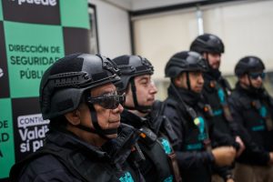 Entregan implementos para aumentar protección de inspectores municipales en procedimientos de Valdivia