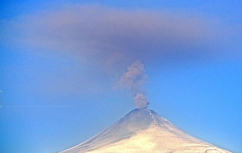 Detectan columnas de humo de hasta 500 metros en el volcán Villarrica