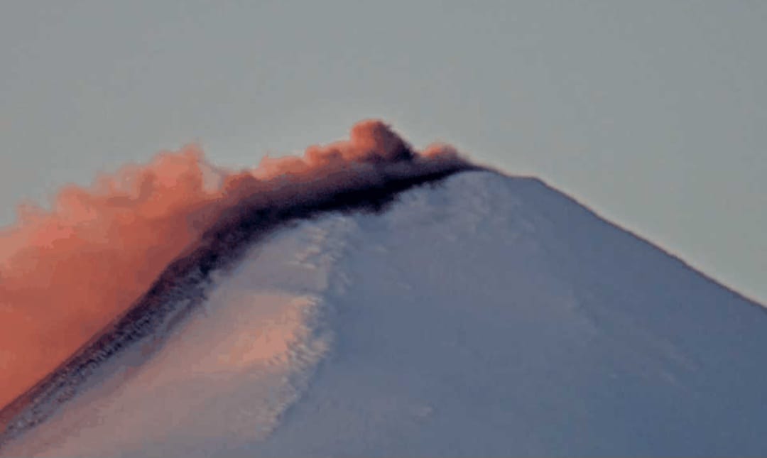 Volcán Villarrica registra densa fumarola ante aumento de actividad en los últimos días