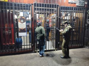 Operativo nocturno de Carabineros culmina con detención de 8 personas en Valdivia