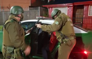 Detienen a dos asaltantes que intimidaron con armas blancas a trabajadores de minimarket en Valdivia