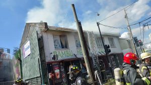 Dos locales comerciales se vieron afectados por incendio en pleno centro de Valdivia