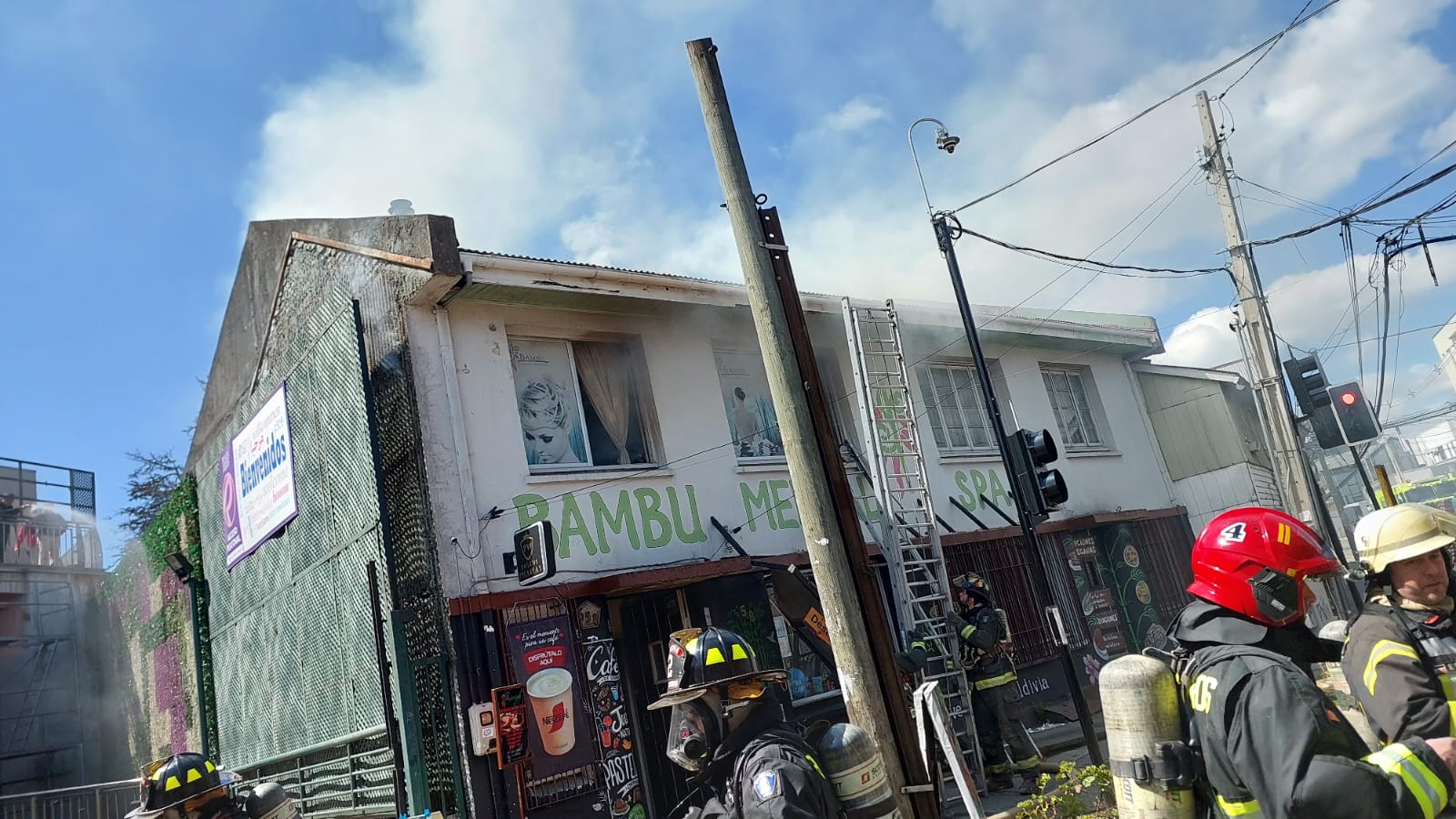 Dos locales comerciales se vieron afectados por incendio en pleno centro de Valdivia
