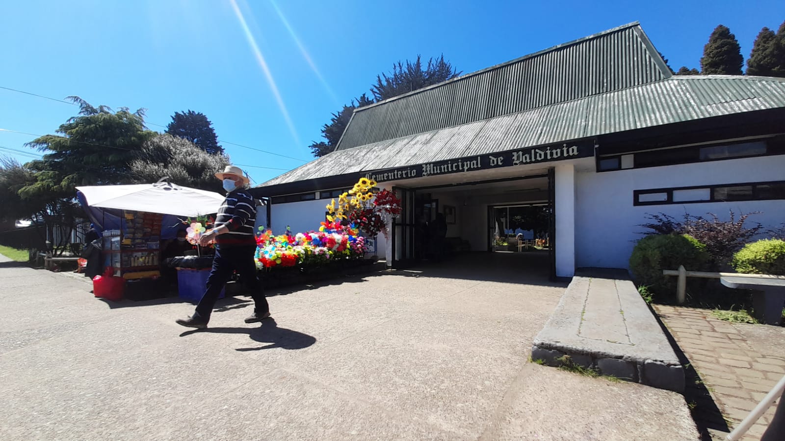 Anuncian plan de seguridad reforzado por alza de visitantes a cementerios este 1 de noviembre en Valdivia