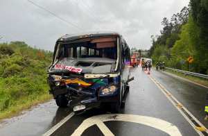 Siete lesionados dejó colisión entre bus interurbano y carro de Bomberos en ruta Valdivia-Antilhue