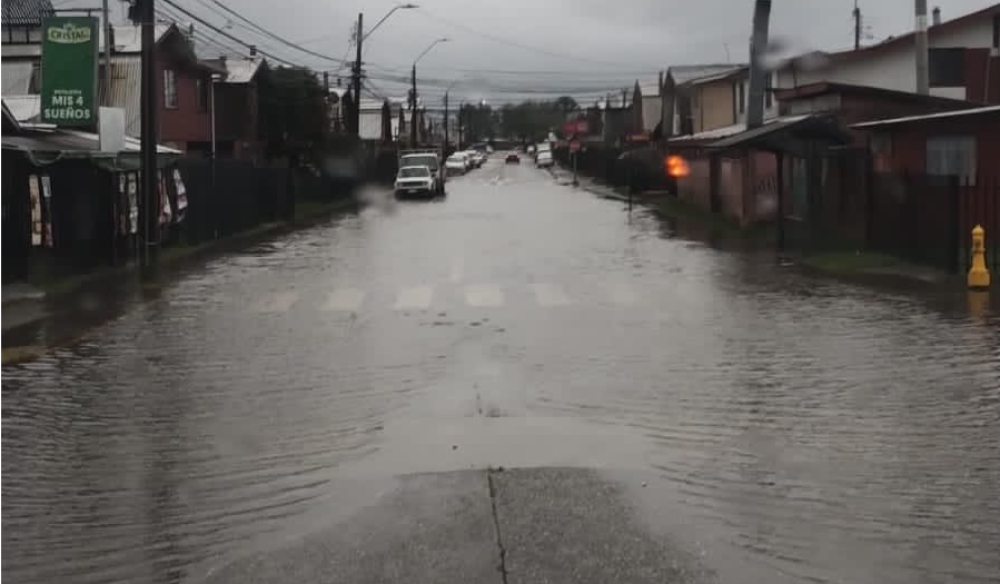 Calles anegadas y voladura de techumbres: Las afectaciones del sistema frontal en Los Ríos