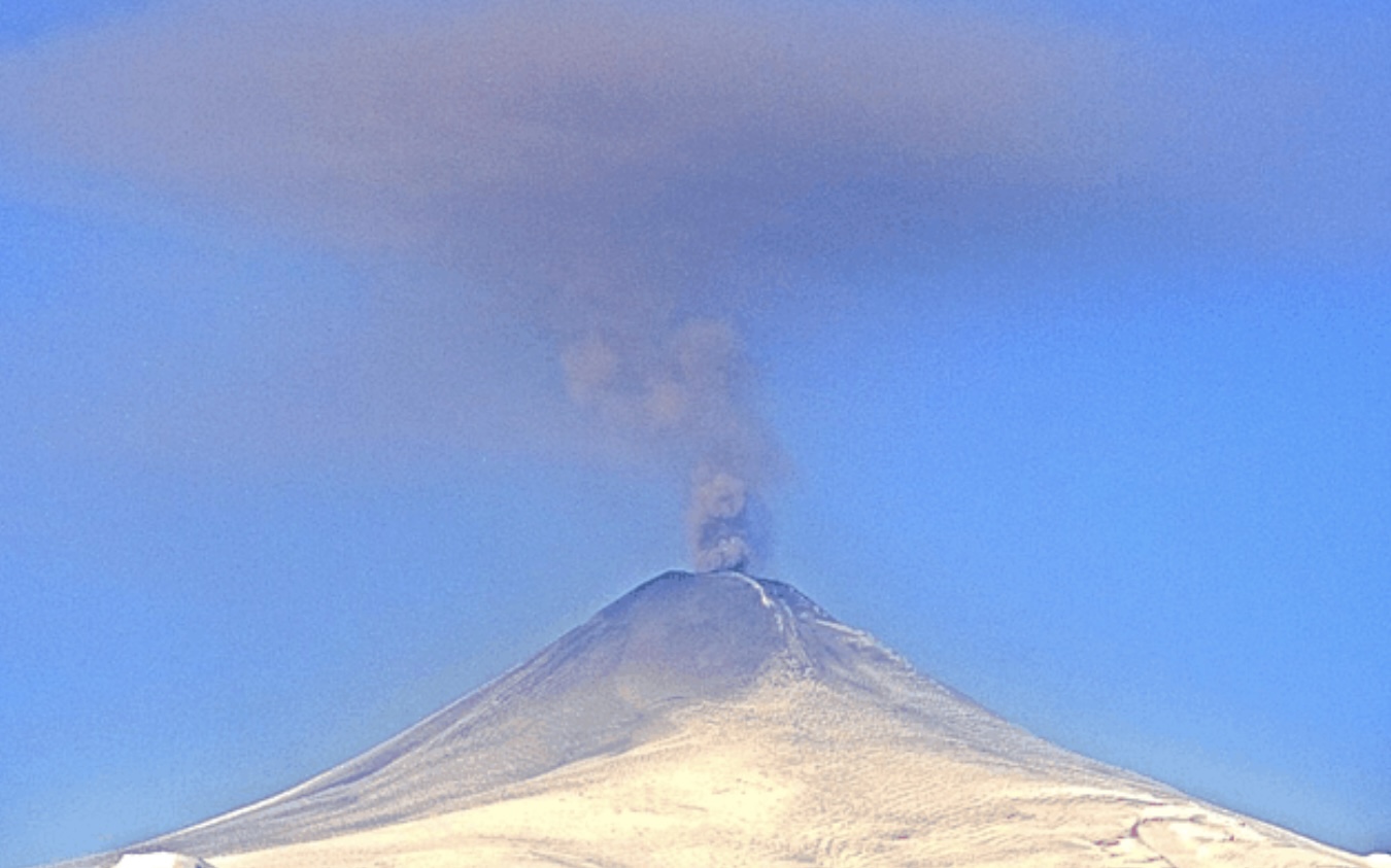 Una semana del Volcán Villarrica con Alerta Naranja: La sismicidad baja, aunque sigue inestable