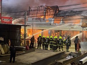 Violento incendio consumió local comercial en pleno centro de Valdivia