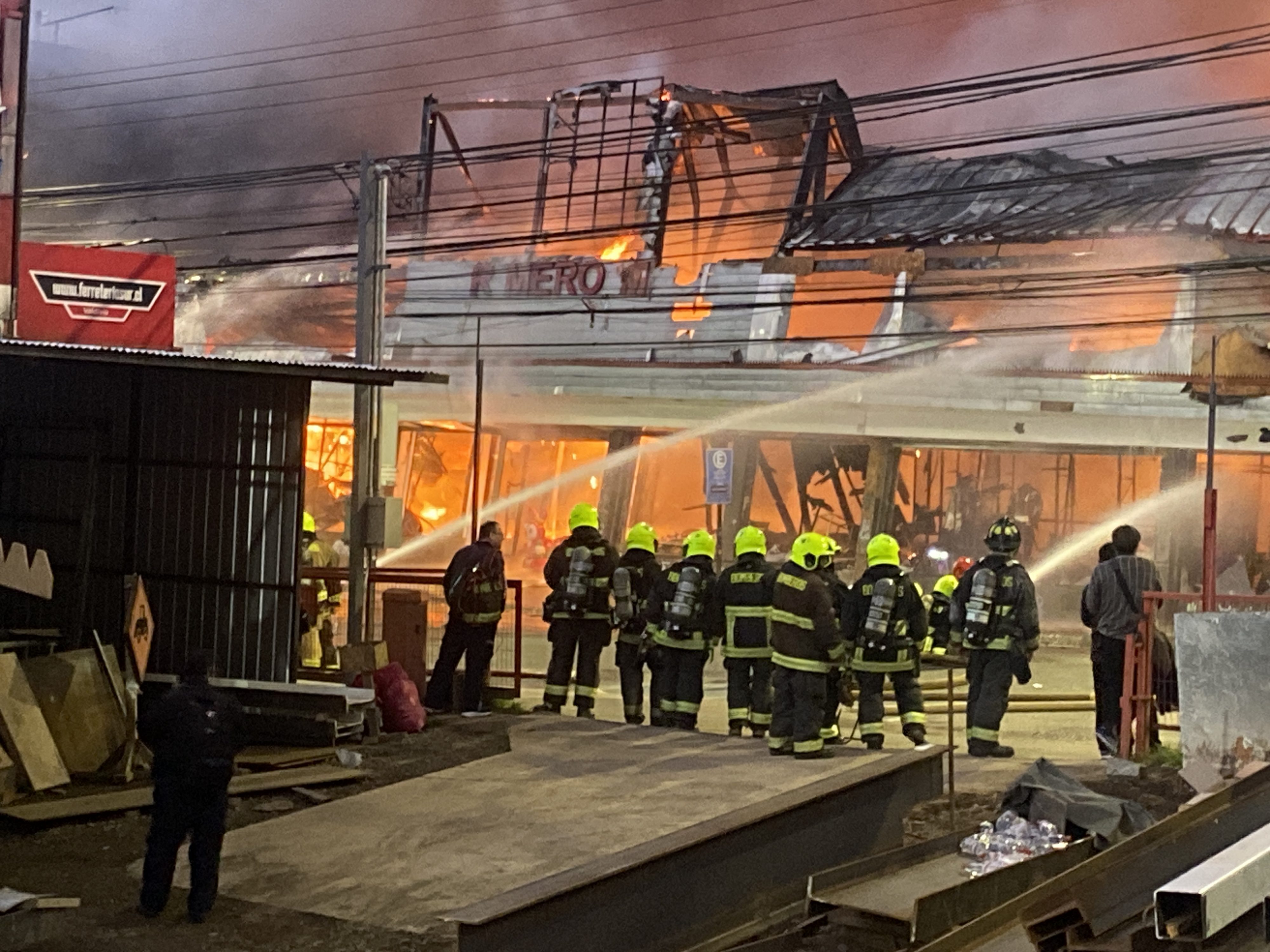 Violento incendio consumió local comercial en pleno centro de Valdivia