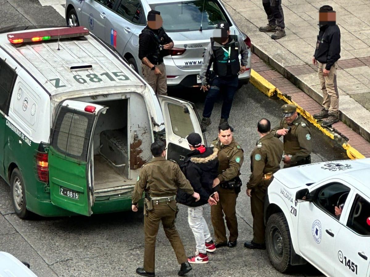 Sube a seis la cifra de detenidos por venta de droga a escolares en plena Plaza de la República en Valdivia