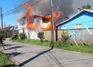 Una quedó prácticamente destruida en su totalidad: Incendio afectó a dos viviendas en Valdivia