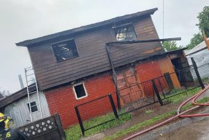 Incendio consumió en su totalidad un inmueble de dos pisos en Valdivia