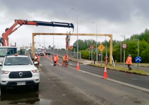 Retiran pórticos restrictivos en el puente Cau Cau para permitir el paso de todo tipo de vehículos