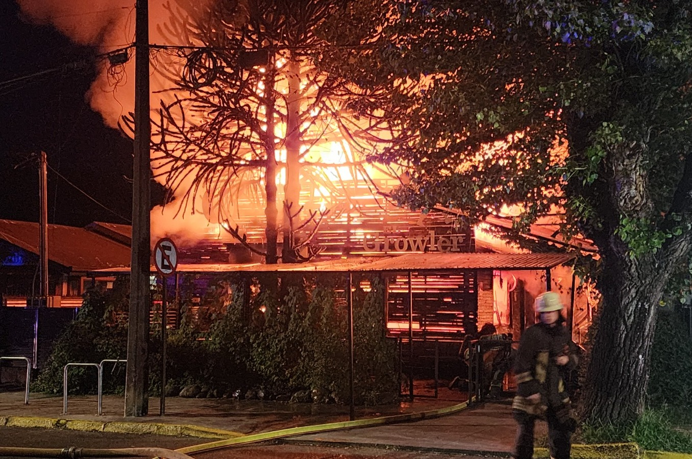 Fuego provocó la pérdida total de un restobar en Valdivia: LABOCAR quedó a cargo de la investigación