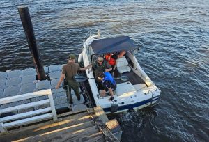 Tres personas fueron rescatadas luego de volcarse en medio del río Cruces