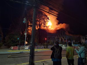 Incendio consumió por completo conocido local "La Última Frontera" en pleno centro de Valdivia