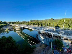 MOP completó cambio de sello en tablero sur del puente Cau Cau, y ya no hay cortes de tránsito en el viaducto