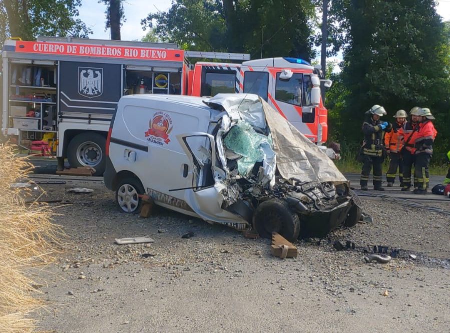Colisión frontal entre camión y vehículo menor dejó una persona fallecida en Río Bueno