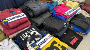 Incautan más de mil prendas falsificadas en el Mercado Persa de Valdivia