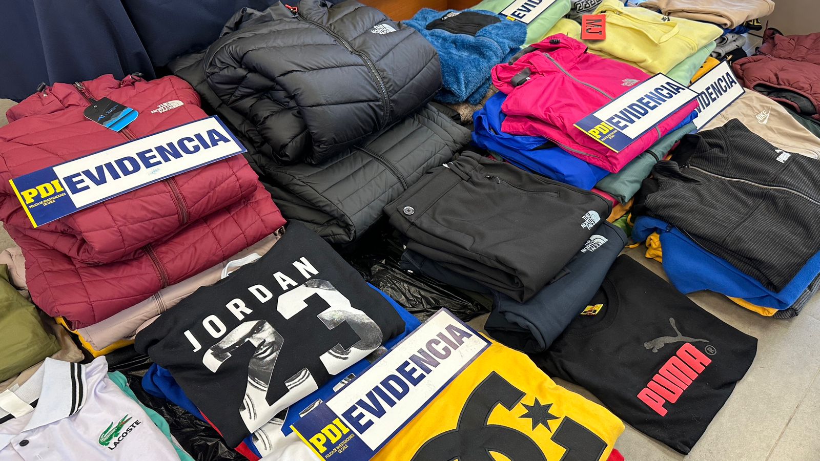 Incautan más de mil prendas falsificadas en el Mercado Persa de Valdivia