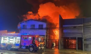 Investigan causa de incendio de inmueble que había sido desalojado esta semana en Valdivia