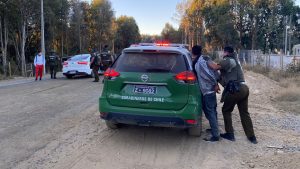 Dos jóvenes de 17 y 18 años fueron detenidos por viajar en auto con encargo por robo en Valdivia